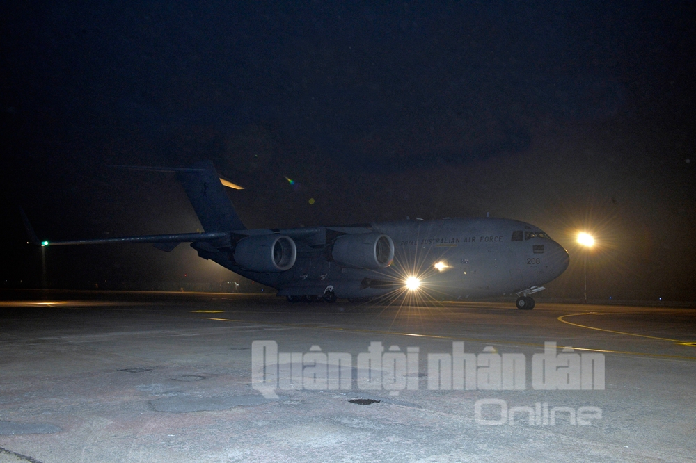 Máy bay vận tải quân sự C17 của Không quân Hoàng gia Australia rời khỏi vị trí sân đỗ.